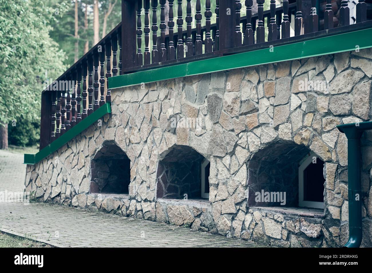 Eine große Veranda im Kloster Ganina Yama in der Region Swerdlowsk, Russland, wurde zum Gedenken an die Romanows gebaut. Aus Holz und Stein. Hochwertiges Foto Stockfoto