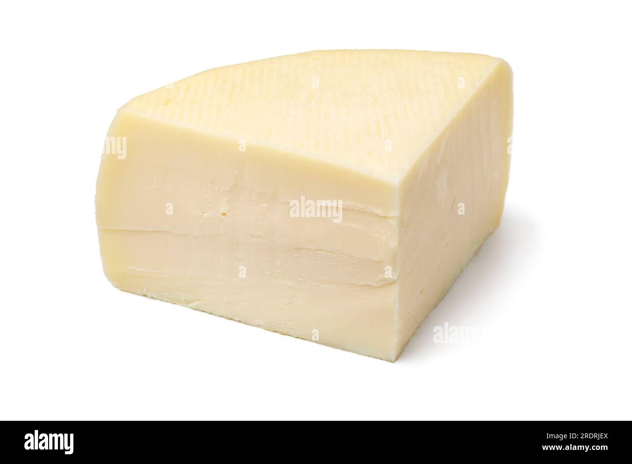 Handwerklich hergestellter halbweicher italienischer Bel Paese-Käse, isoliert auf weißem Hintergrund, Nahaufnahme Stockfoto