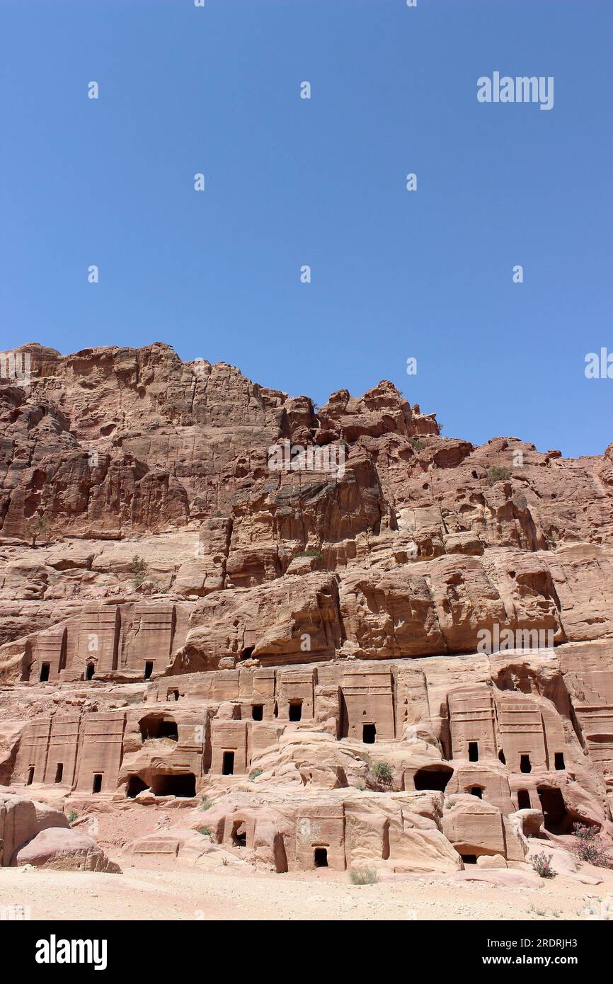 Petra - Straße der Fassaden - monumentale nabatäische Gräber auf einer südlichen Klippe, die hinter dem Schatzamt liegt, umfassen einige hochrangige Beamte der Stadt oder Prinzen Stockfoto