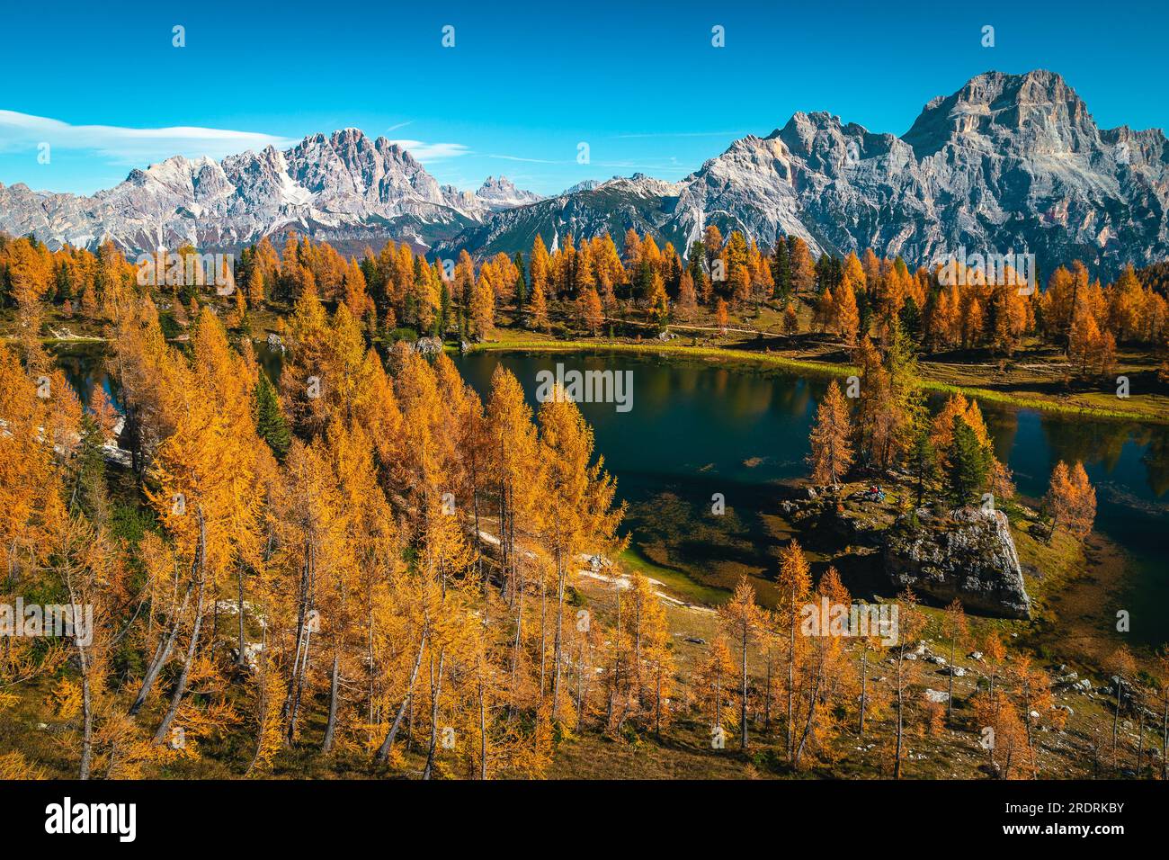 Einer der schönsten und besuchten See der Dolomiten. Atemberaubende farbenfrohe Lärchen an der Küste des Sees Federa, Italien, Europa Stockfoto