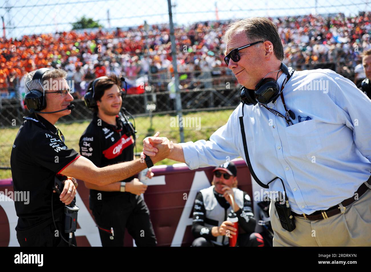 Budapest, Ungarn. 23. Juli 2023. Finn Rausing (SWE) Tetra Laval Miteigentümer und Alfa Romeo F1 Team Miteigentümer mit Xevi Pujolar (ESP) Alfa Romeo F1 Teamleiter für Gleistechnik im Netz. 23.07.2023. Formel-1-Weltmeisterschaft, Rd 12, Ungarischer Grand Prix, Budapest, Ungarn, Wettkampftag. Das Foto sollte wie folgt lauten: XPB/Press Association Images. Kredit: XPB Images Ltd/Alamy Live News Stockfoto