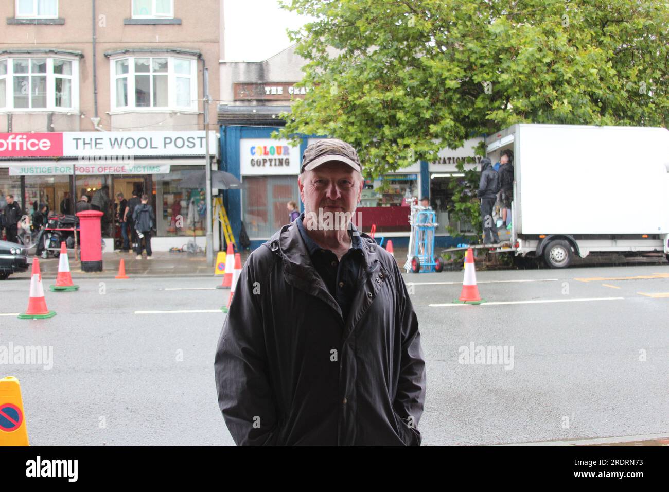 Dreharbeiten in einem Craig-y Don Postamt in Llandudno North Wales. Mr. Bates gegen Post Office ist ein ITV-Drama, das auf einer wahren Geschichte der Ungerechtigkeit von Alan Bates, einem Postmeister, basiert, der sich gegen einen skandalösen Justizirrtum gewehrt hat. Unschuldige Postmeister und Postboten wurden fälschlicherweise des Diebstahls, Betrugs und falscher Buchführung beschuldigt Stockfoto