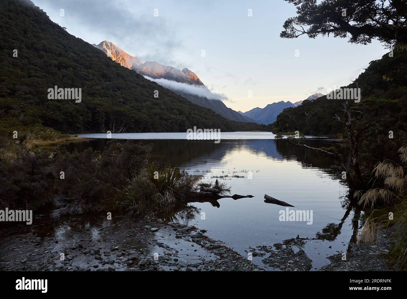 Landschaftlich reizvolle Berglandschaft am See in Neuseeland Stockfoto