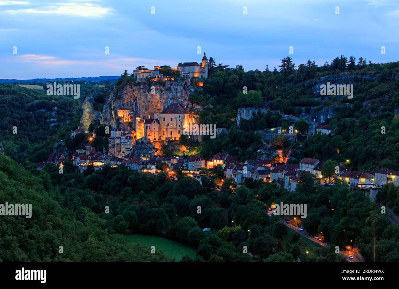 Das Dorf Rocamadour bei Nacht. Regionaler Naturpark der Quercy. Lot, Occitanie, Frankreich Stockfoto