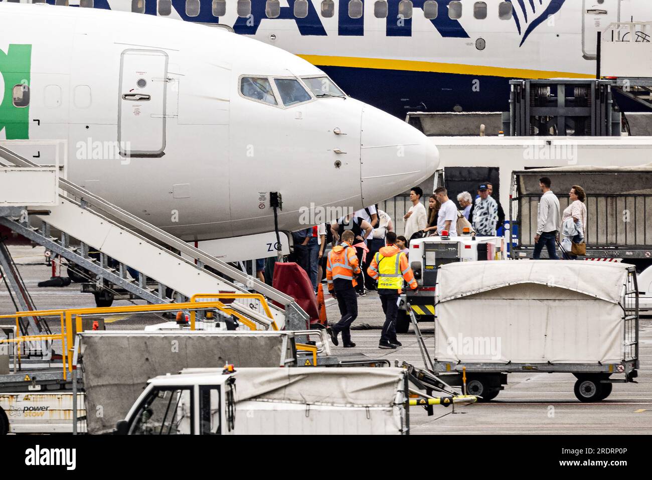 EINDHOVEN - Reisende am Flughafen Eindhoven steigen in ein Flugzeug von Transavia nach Rhodos. Transavia fliegt bis auf weiteres weiter zur griechischen Insel. Die Fluggesellschaft hält jedoch mit den Behörden Kontakt, um die Sicherheit zu überwachen. Im Süden von Rhodos wüten Waldbrände. ANP ROB ENGELAAR niederlande raus - belgien raus Stockfoto