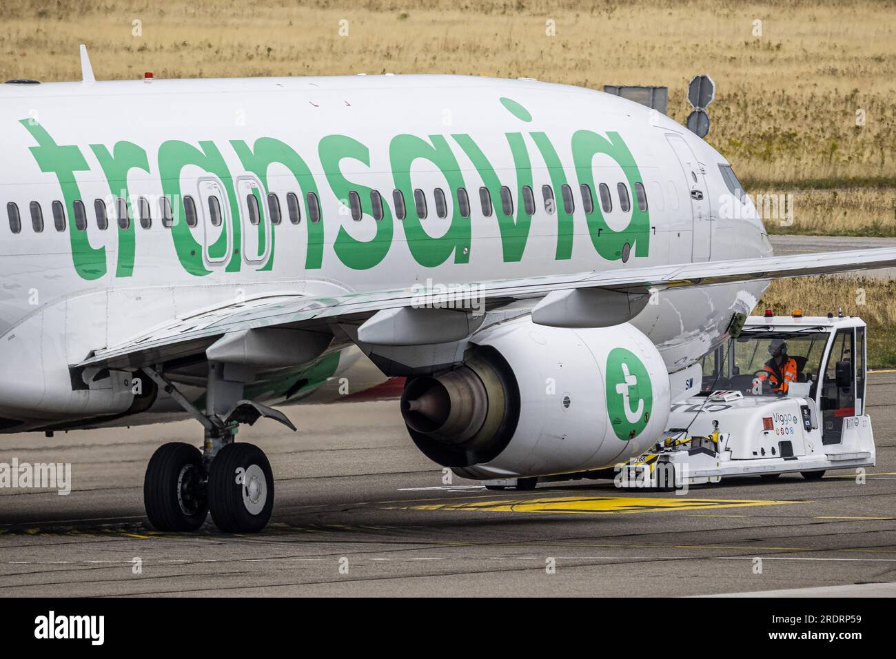 EINDHOVEN - Transavia Flug HV-5397 startet vom Flughafen Eindhoven nach Rhodos. Transavia fliegt bis auf weiteres weiter zur griechischen Insel. Die Fluggesellschaft hält jedoch mit den Behörden Kontakt, um die Sicherheit zu überwachen. Im Süden von Rhodos wüten Waldbrände. ANP ROB ENGELAAR niederlande raus - belgien raus Stockfoto