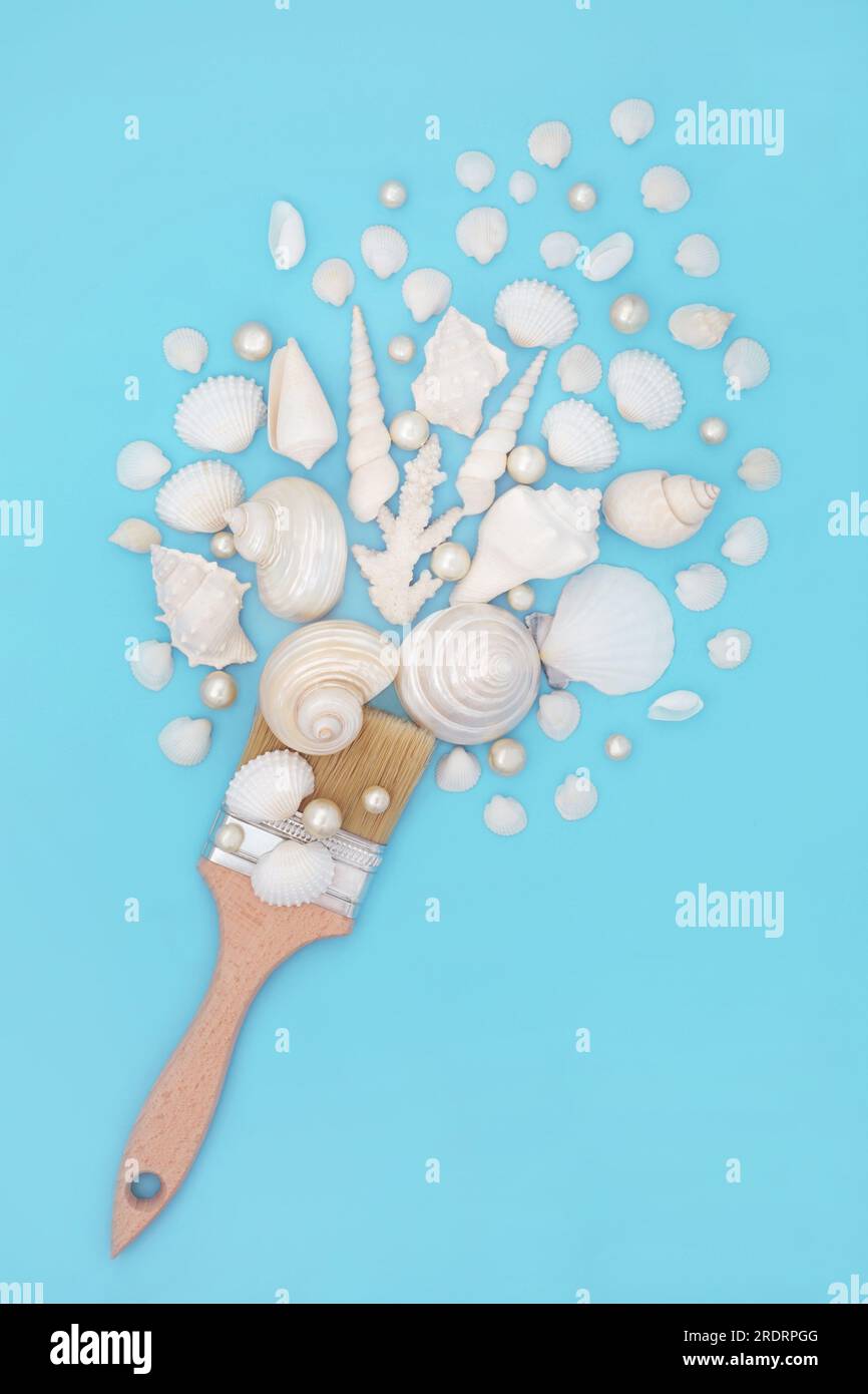 Surreale Muscheln- und Austernperlen-Pinsel auf pastellblauem Hintergrund. Natur Meeresleben Spaß abstrakte Sommermalerei Komposition. Stockfoto