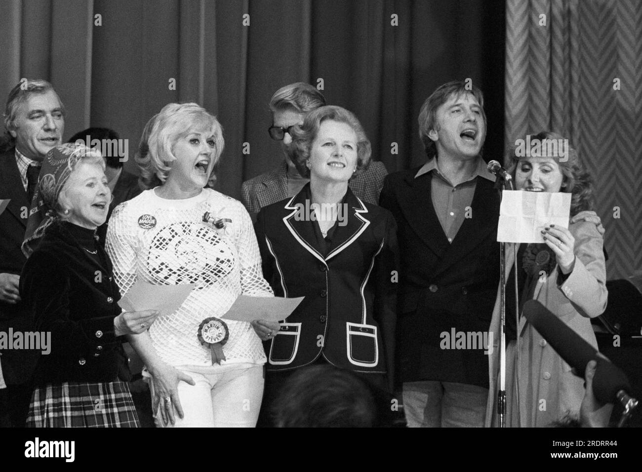 Dateifoto vom 29. Oktober 4/1979 der konservativen Führungspersönlichkeit Margaret Thatcher, flankiert von Showbusiness-Stars, die ihre Unterstützung für sie mit einem besonderen Song „Hello Maggie“ auf der Plattform des Wembley Conference Centre zum Ausdruck bringen. Nigel Davenport, Molly Weir, Liz Fraser, Pete Murray, Vince Hill und Lulu. Der britische Popsänger Hill ist im Alter von 89 Jahren gestorben. Der Musiker, der 1967 mit einem Cover des Sound of Music-Songs Edelweiss die Nummer zwei in den britischen Charts erreichte, starb am Samstag friedlich zu Hause in Henley-on-Thames, Oxfordshire. Ausgabedatum: Sonntag, 23. Juli 2023. Stockfoto