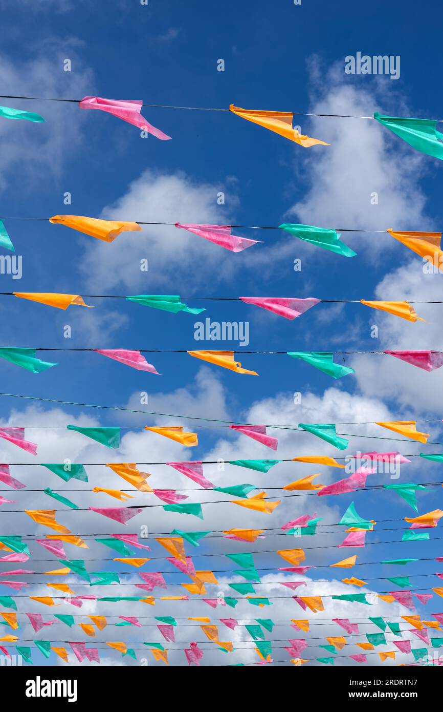 Bunte Banner vor einem wolkigen Himmel an einem sonnigen Tag Stockfoto