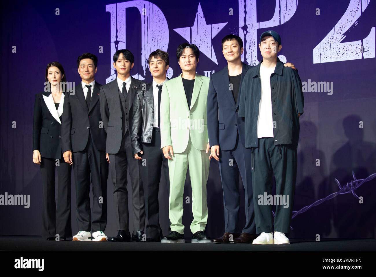 Kim Ji-Hyun, Ji Jin-Hee, Jung Hae-In, Koo Kyo-Hwan, Kim Sung-Kyun, Son Suk-Ku und Han Jun-Hee, 18. Juli 2023 : (L-R) südkoreanische Schauspieler Kim Ji-Hyun, Ji Jin-Hee, Jung Hae-in, Koo Kyo-Hwan, Kim Sung-Kyun, Sohn Suk-Ku und Regisseur Han Jun-Hee posieren während einer Pressekonferenz für Netflix's Drama D.P. Staffel 2, in Seoul, Südkorea. Das Militärdrama folgt dem Deserter Pursuit (D.P.)-Team der Armee und basiert auf einer Webtoon-Serie von Kim Bo-Tong. D.P. Staffel 2 kommt am 28. Juli ins Rennen. Kredit: Lee Jae-Won/AFLO/Alamy Live News Stockfoto