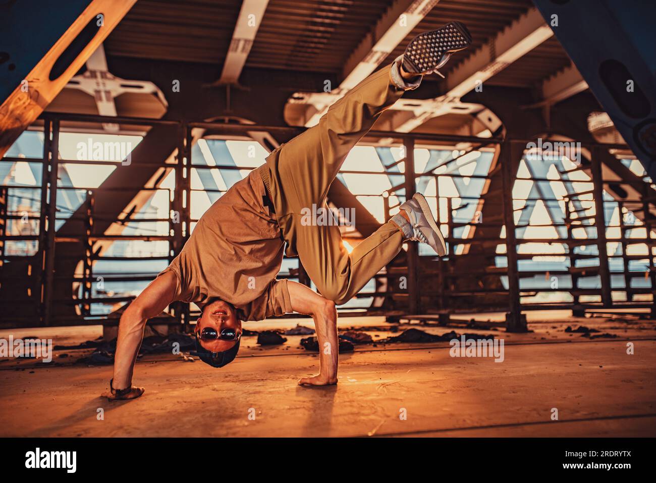 Ein junger Mann tanzt im urbanen Hintergrund Stockfoto