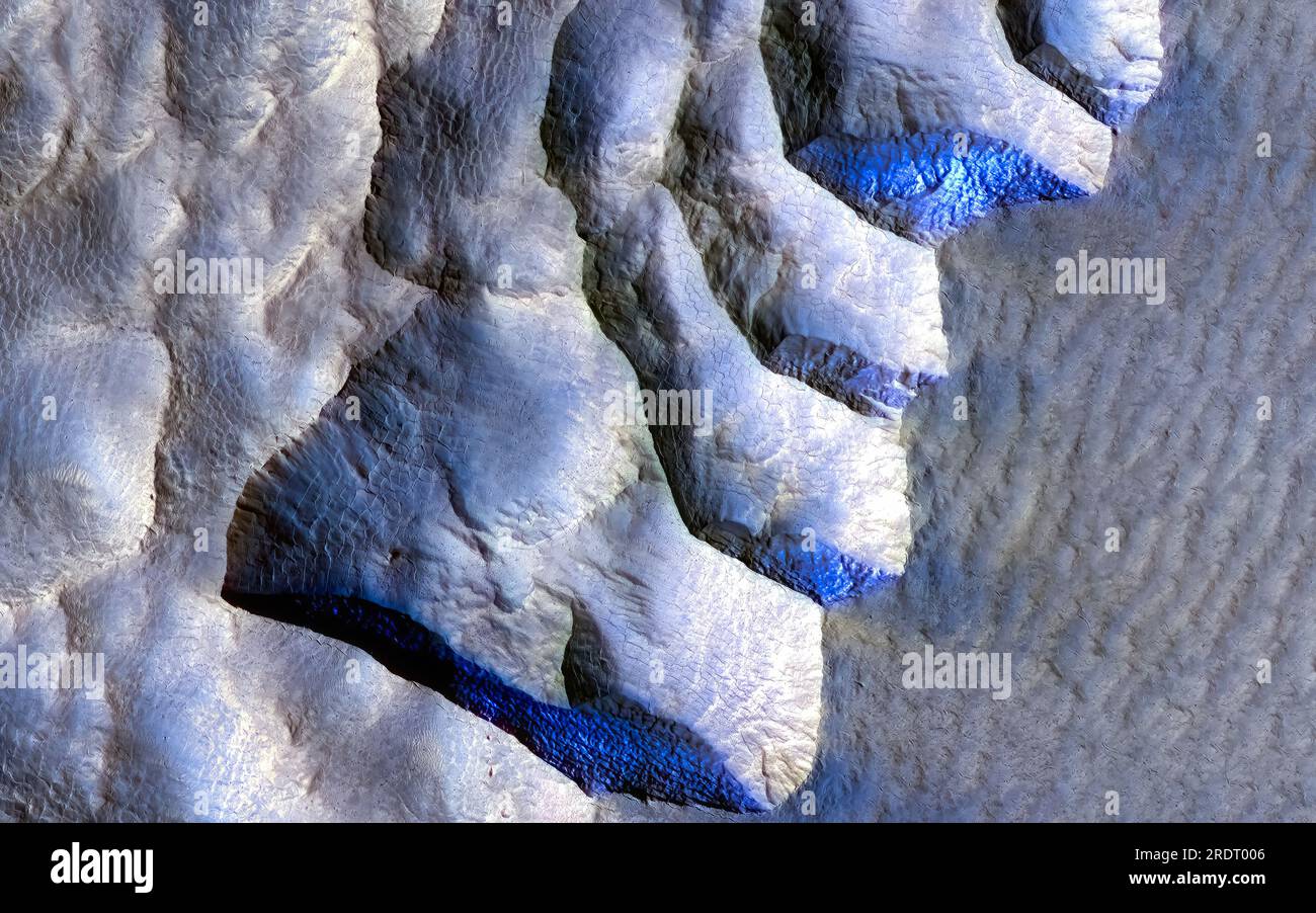Planet Mars Exploration. Eisige Klippen. In diesem Gebiet am westlichen Rand des Milankovic Crater befindet sich ein dickes Sediment, das eine Schicht reich bedeckt Stockfoto