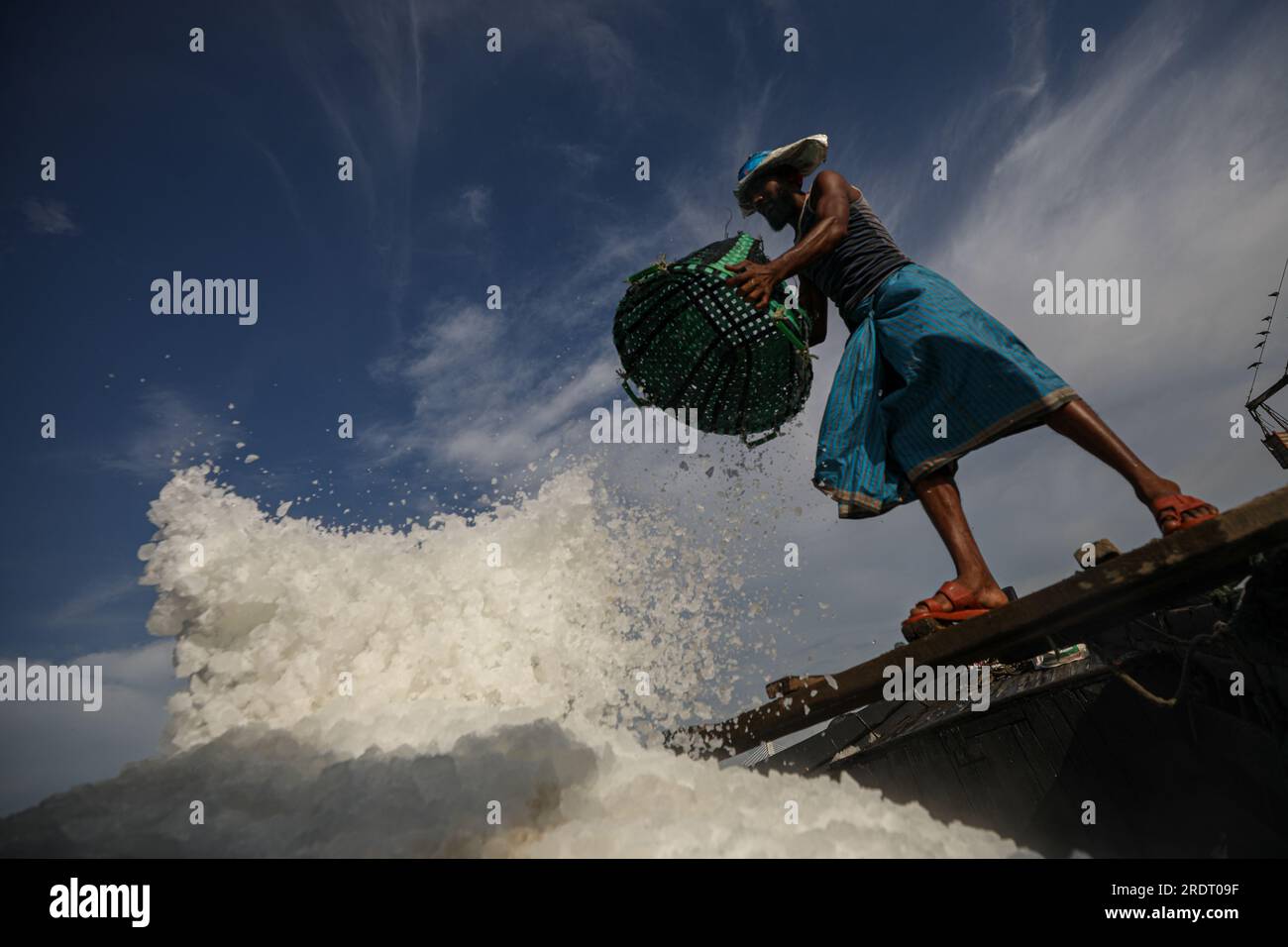 24/07/2023, Chattogramm, Bangladesch Am Montag endet ein 65-tägiges Verbot der Seefischerei. In der Zwischenzeit werden die notwendigen Gegenstände in den Booten abgeholt Stockfoto