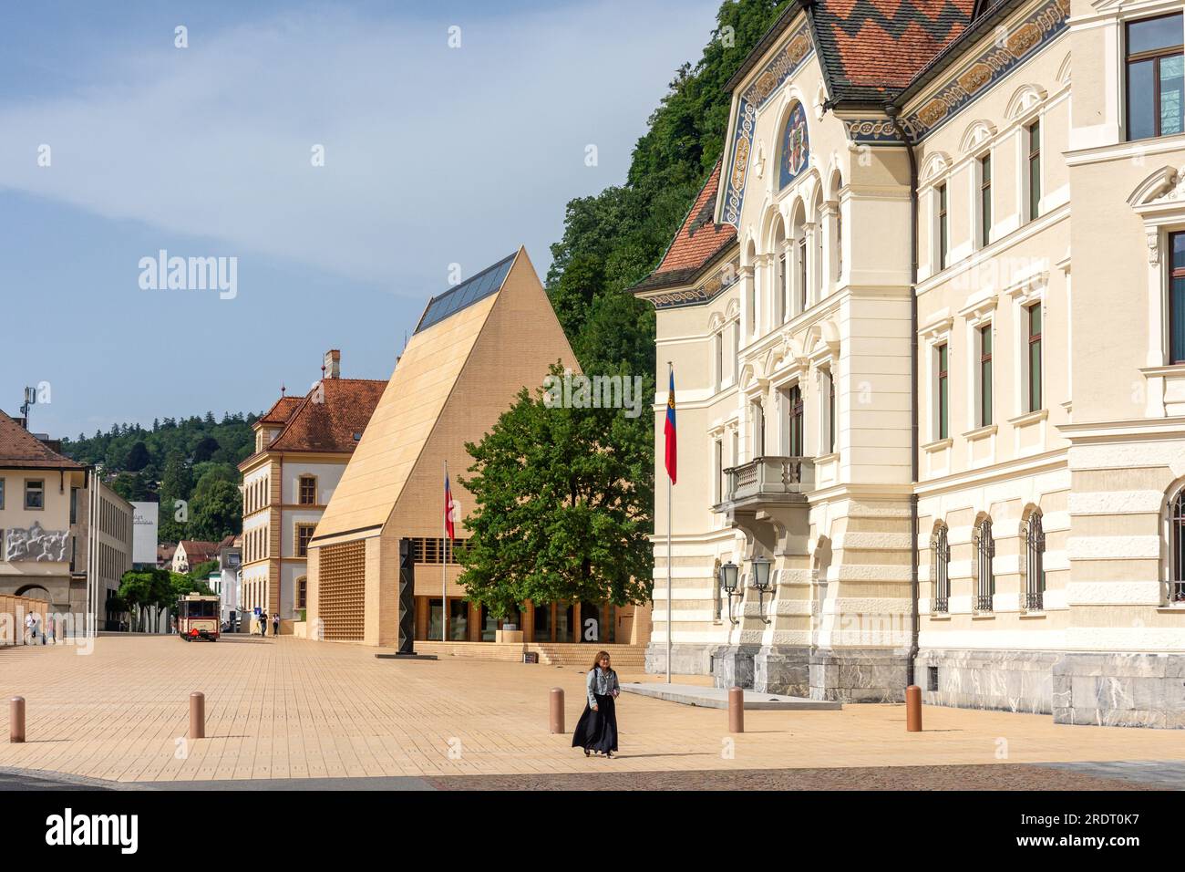 Regierungsgebäude und Parlamentsgebäude, Peter-Kaiser-Platz, Städtle, Vaduz, Fürstentum Liechtenstein Stockfoto