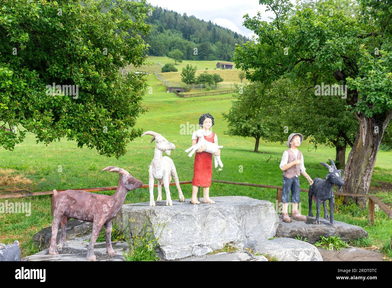 Heidi- und Peter-Statue mit Ziegen in Heidiland (Kinderbuch), Bündner Herrschaft, Kanton Graubünden, Schweiz Stockfoto