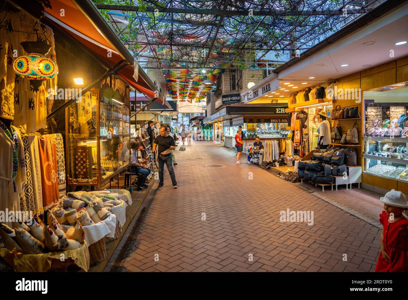 Fethiye, Türkei - 9. Juni 2023: Altstadt in Fethiye oder Fußgängerzone Paspatur mit kleinen Geschäften und Restaurants, Türkei Stockfoto