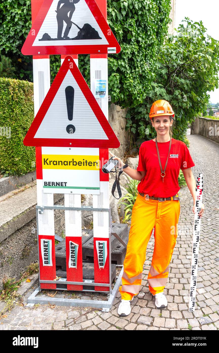 Junge Frau mit Kamera und Schutzhelm, Rapperswil-Jona, Kanton St. Gallen, Schweiz Stockfoto