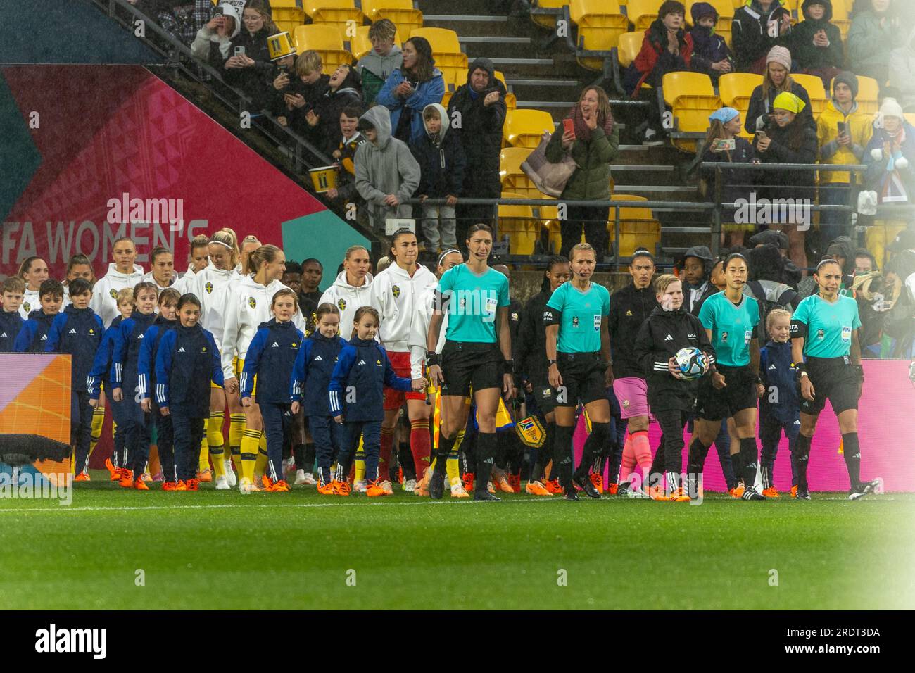 Wellington, Neuseeland. 23. Juli 2023. Beamte und Teams betreten das Feld. Schweden gegen Südafrika. Gruppe G. FIFA Frauen-Weltmeisterschaft 2023 Australien und Neuseeland. Schweden gewinnt 2-1 in Wellington. Neuseeland. (Joe Serci/SPP) Kredit: SPP Sport Press Photo. Alamy Live News Stockfoto