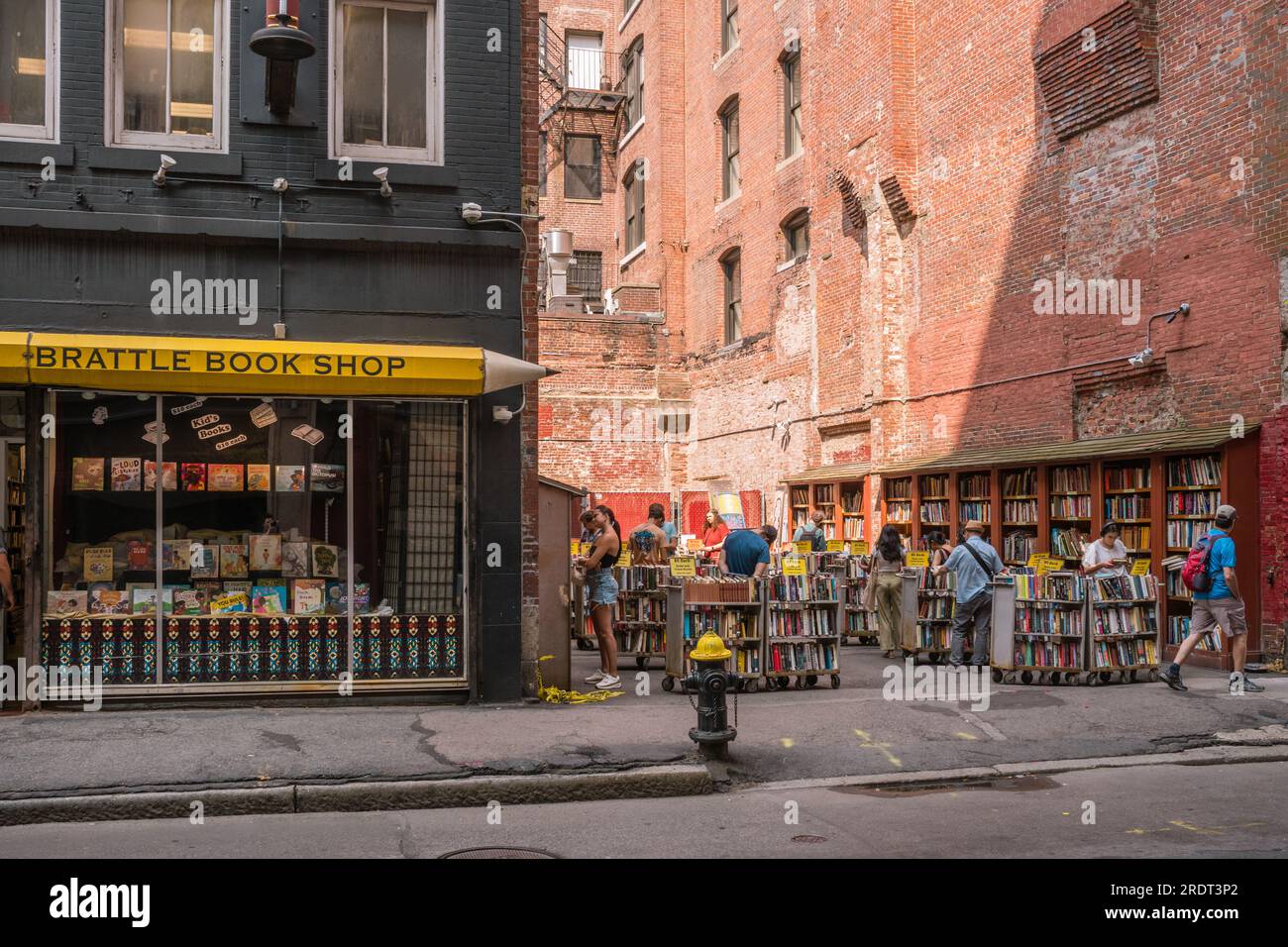 Boston, Massachusetts, USA - 10. Juli 2023: Ikonischer lokaler Buchladen, der gebrauchte Bücher im Einkaufsviertel der Innenstadt verkauft. Das Lager wurde 1825 eröffnet und verkauft Bücher in einem Stockfoto