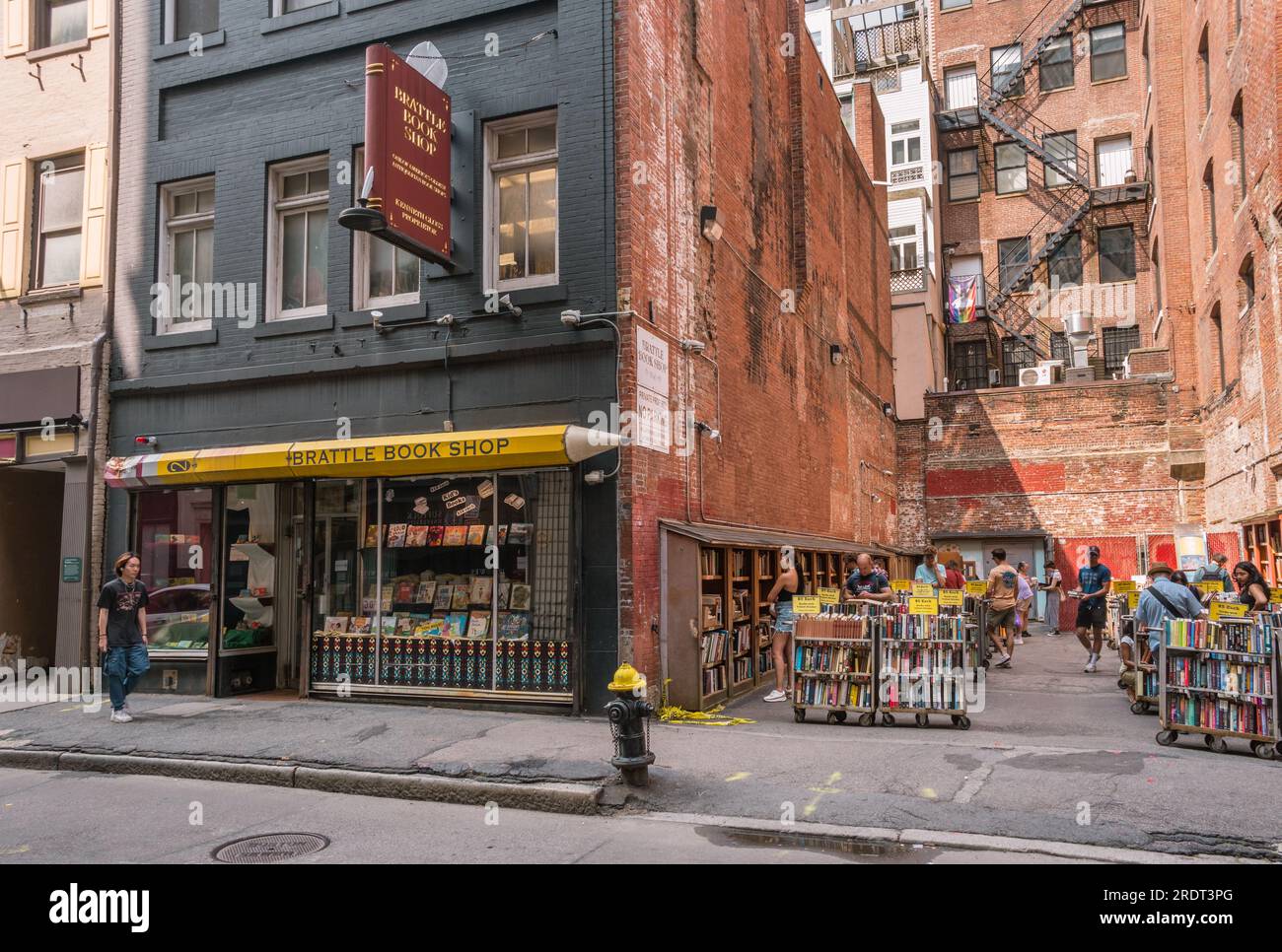 Boston, Massachusetts, USA - 10. Juli 2023: Ikonischer lokaler Buchladen, der gebrauchte Bücher im Einkaufsviertel der Innenstadt verkauft. Das Lager wurde 1825 eröffnet und verkauft Bücher in einem Stockfoto