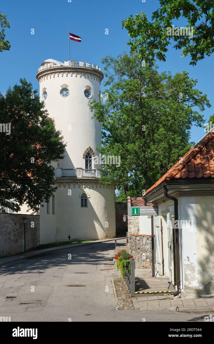 Lettische Touristenattraktion - Turm der weißen Burg. Teil der antiken Burgruinen von Livonian in der Altstadt von Cesis, Lettland. Stockfoto