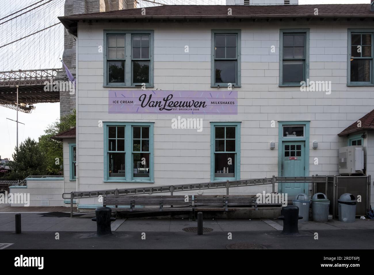 Van Leeuwen Ice Cream-Gebäude im Brooklyn Bridge Park, einem Park auf der Brooklyn-Seite des East River in New York City. Stockfoto