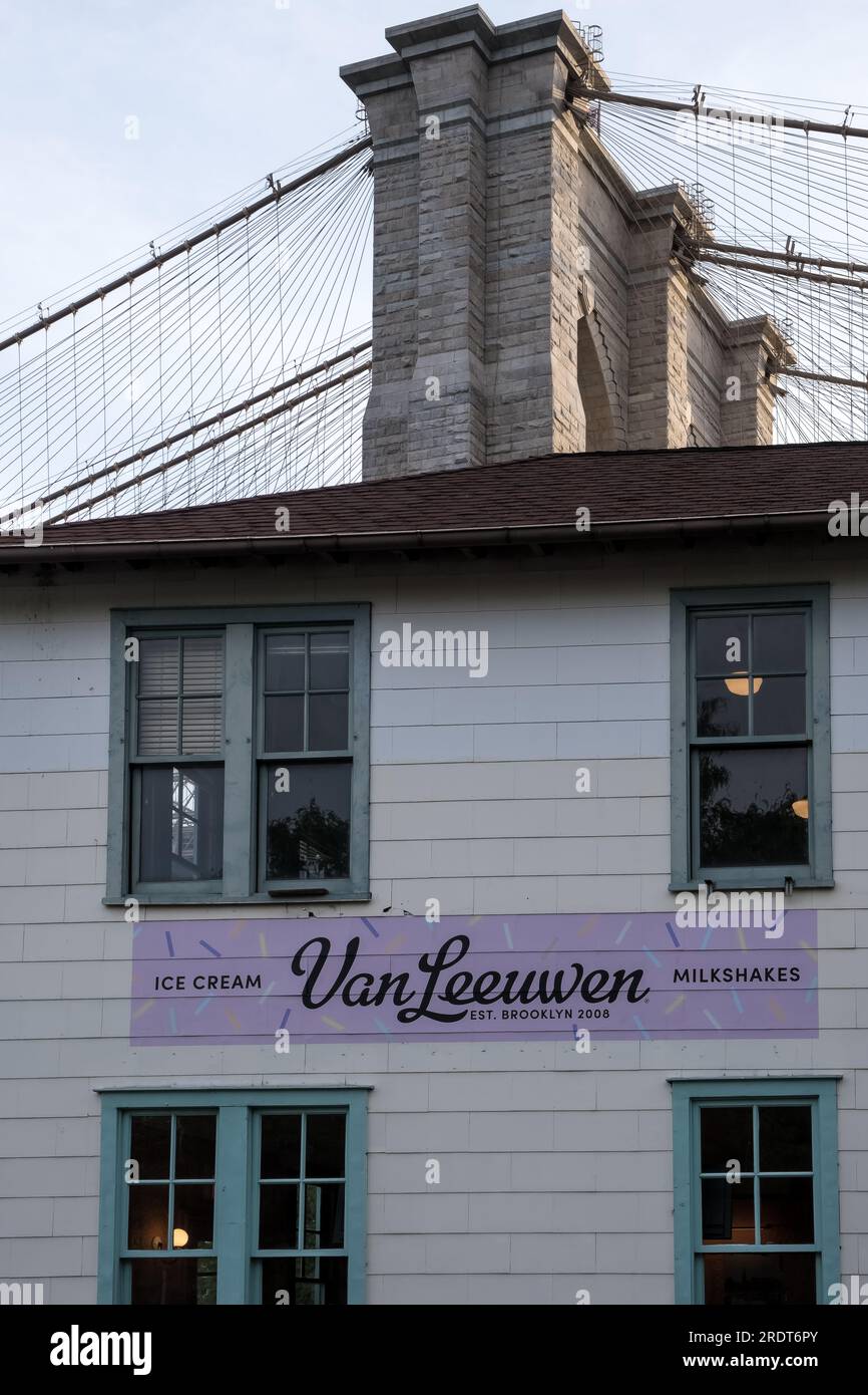 Van Leeuwen Ice Cream-Gebäude im Brooklyn Bridge Park, einem Park auf der Brooklyn-Seite des East River in New York City. Stockfoto