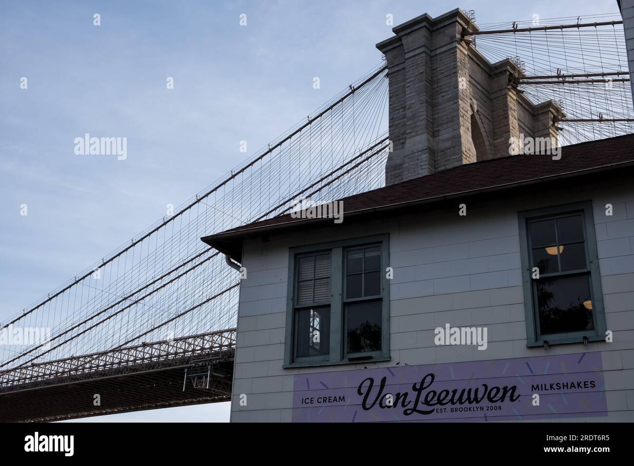 Van Leeuwen Ice Cream-Gebäude im Brooklyn Bridge Park, einem Park auf der Brooklyn-Seite des East River in New York City. Stockfoto