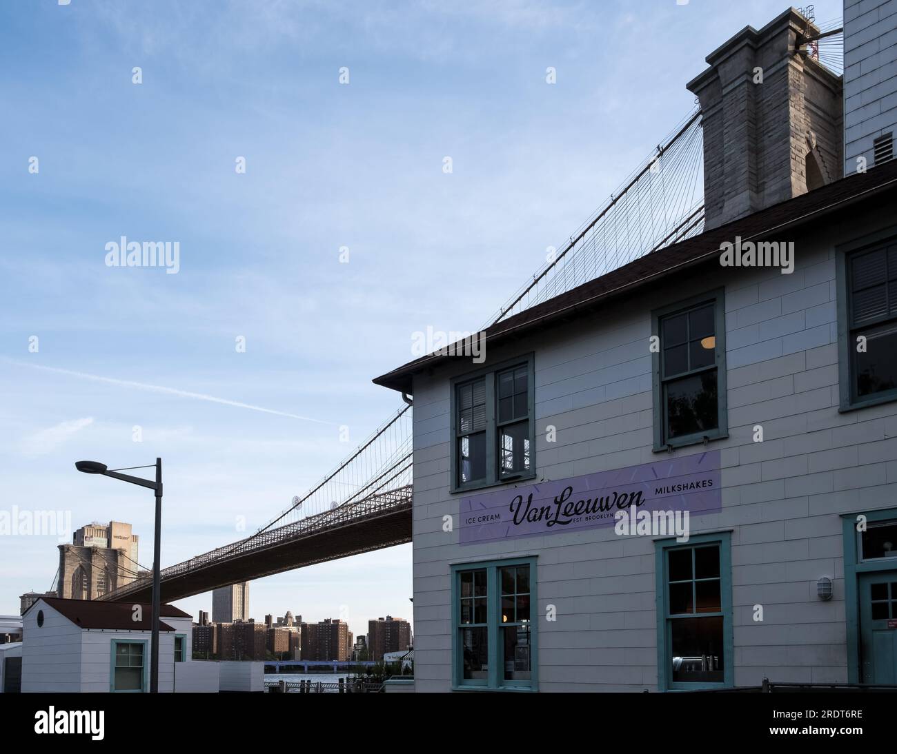 Van Leeuwen Ice Cream-Gebäude im Brooklyn Bridge Park, einem Park auf der Brooklyn-Seite des East River in New York City. Stockfoto