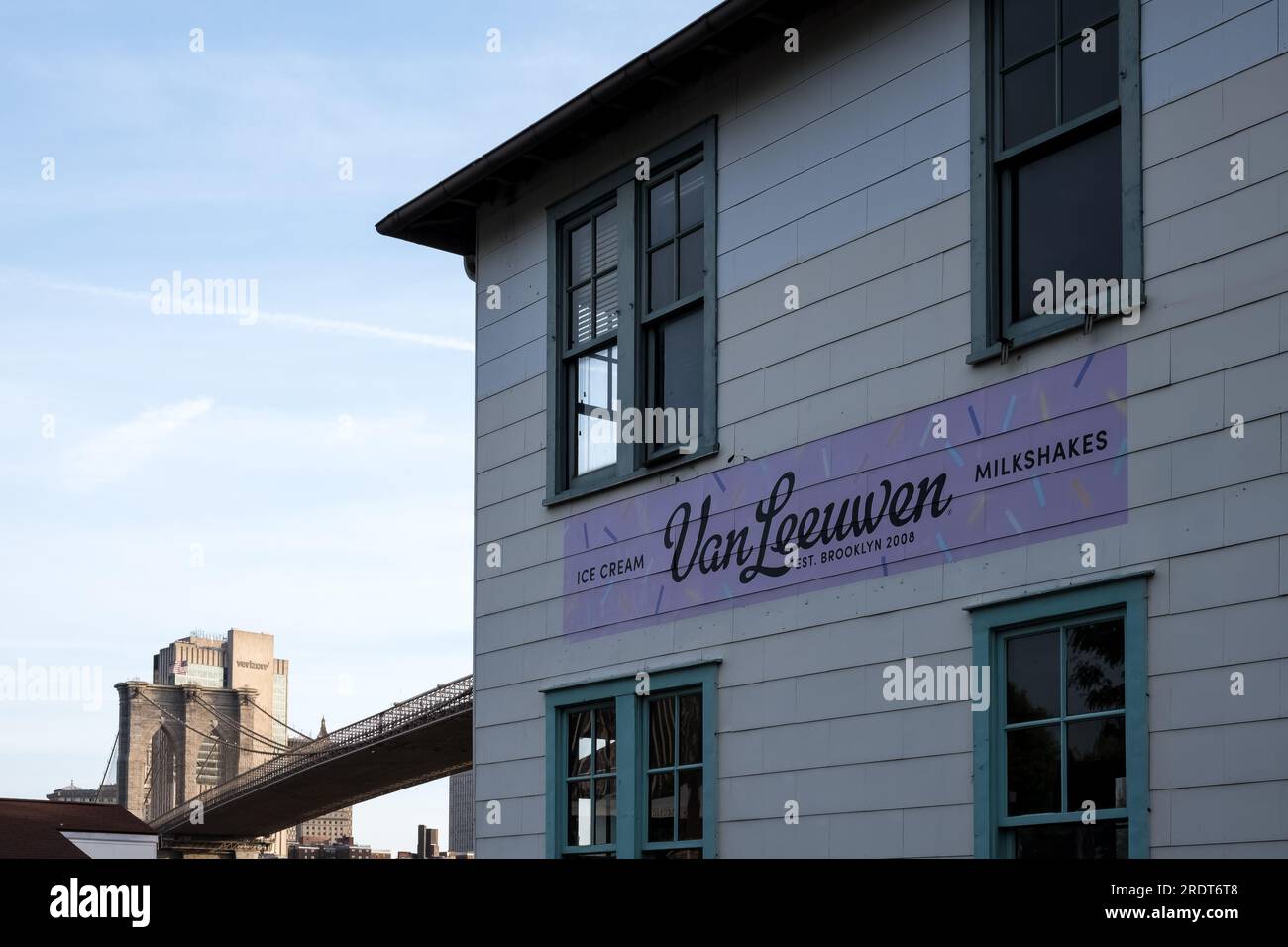 Van Leeuwen Ice Cream-Gebäude im Brooklyn Bridge Park, einem Park auf der Brooklyn-Seite des East River in New York City. Stockfoto
