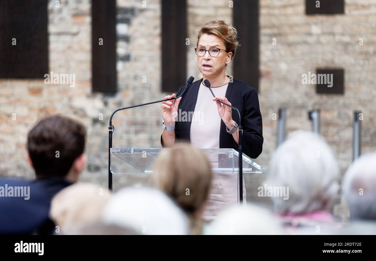 Hamburg, Deutschland. 23. Juli 2023. Die Präsidentin des deutschen Parlaments, Carola Veit (SPD), spricht anlässlich des 80. Jahrestags der "Operation Gomorrah" am St. Nikolai-Gedenkstätte. Kredit: Markus Scholz/dpa/Alamy Live News Stockfoto