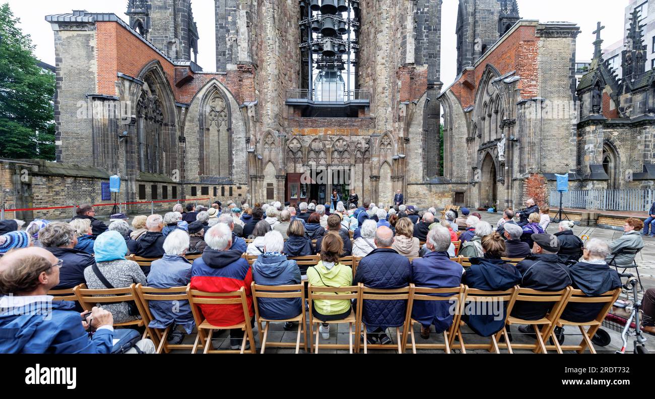 Hamburg, Deutschland. 23. Juli 2023. Eingeladene Gäste und zeitgenössische Zeugen nehmen am Saint Nikolai Memorial Teil, an dem 80 Jahre „Operation Gomorrah“ gedenken wird. Kredit: Markus Scholz/dpa/Alamy Live News Stockfoto