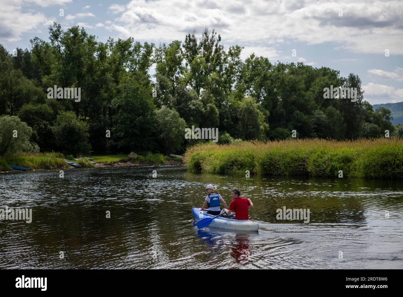 Paddler auf der Moldau in Nova Pec, wo der Fluss in den Lipno-Damm fließt, Tschechische Republik, 23. Juli 2023. Es gibt ein Rafting-Verbot auf der Tepla Moldau aufgrund von Wassermangel und Paddler stoppen Rafting hier. (CTK Foto/Vaklav Pancer) Stockfoto