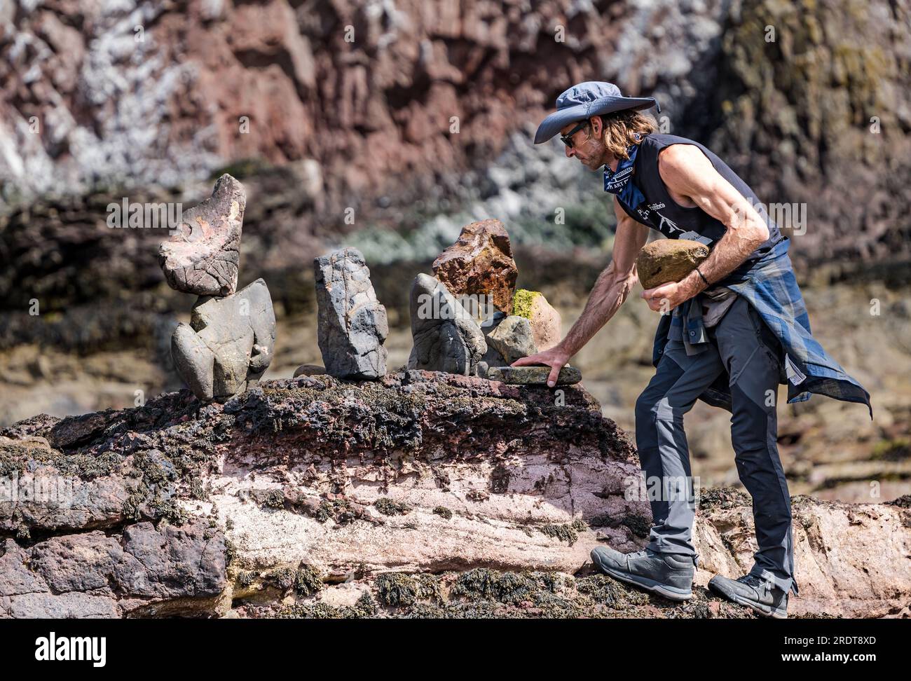 Pedro Duran Creating Stone Balance, European Stone Stacking Championship und Land Art Festival, Dunbar, East Lothian, Schottland, Großbritannien Stockfoto