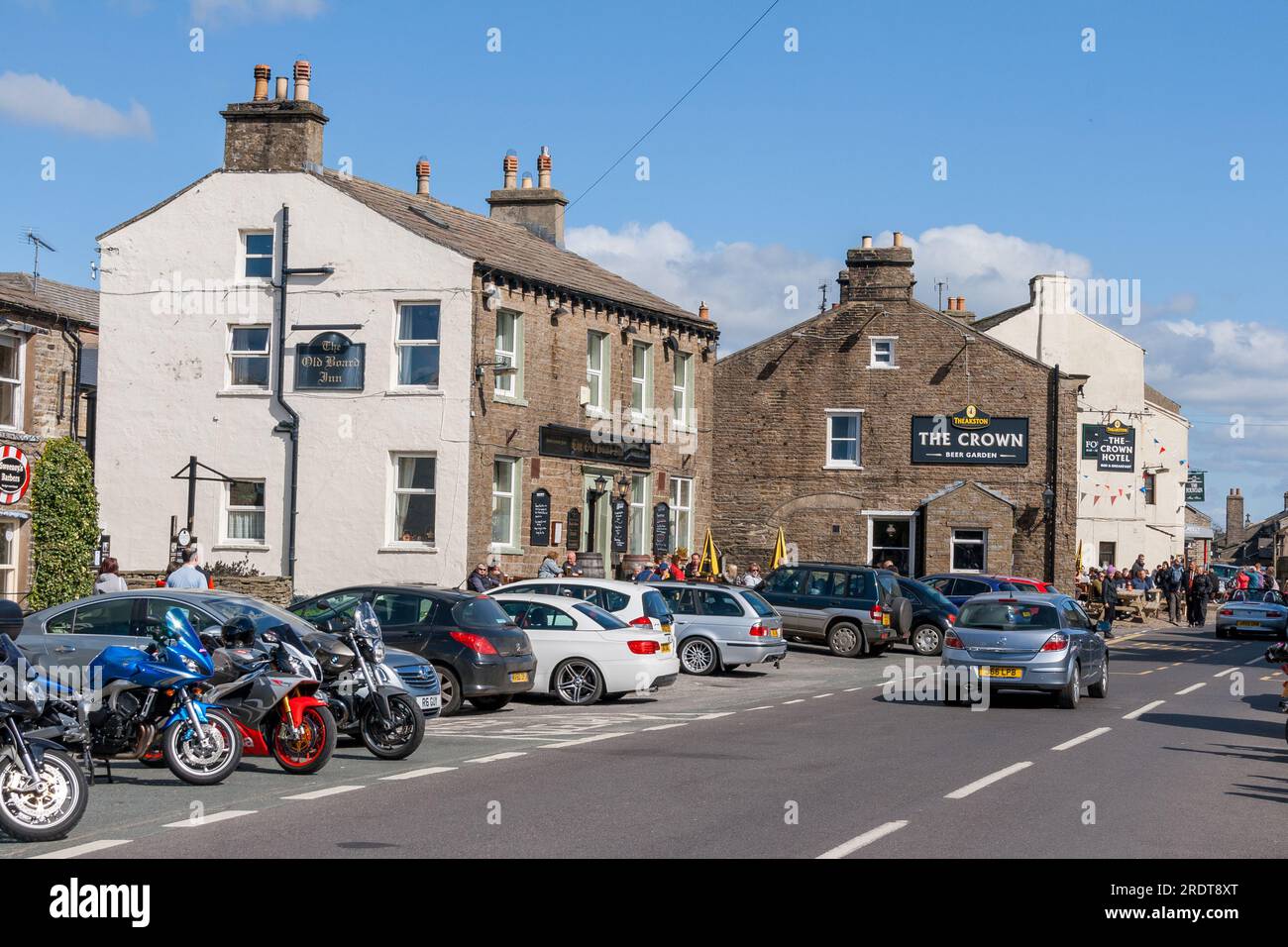 Die A684 durch Hawes, North Yorkshire Stockfoto