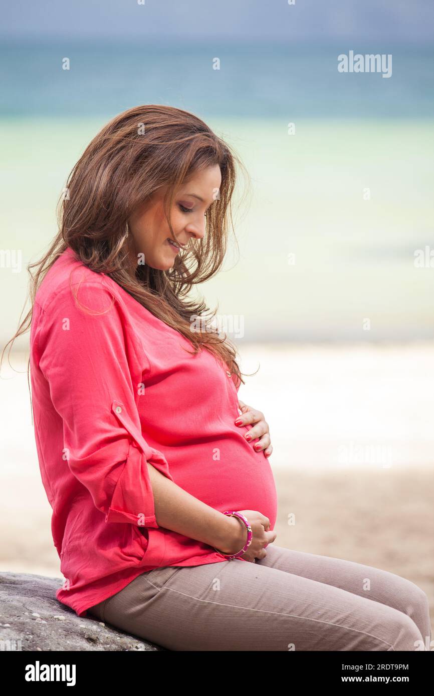 Porträt einer jungen Frau, die auf ihr Baby am wunderschönen weißen Strand des Tota-Sees im Departement Boyaca auf 3.015 Meter über dem Meer wartet Stockfoto