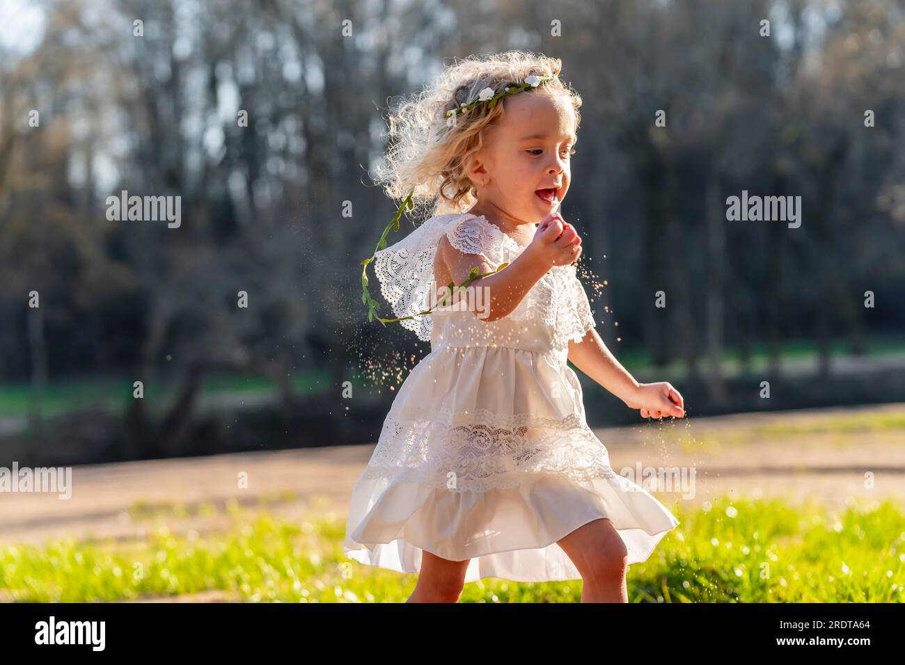 Ein hübsches junges Mädchen genießt den Frühlingstag im Freien Stockfoto