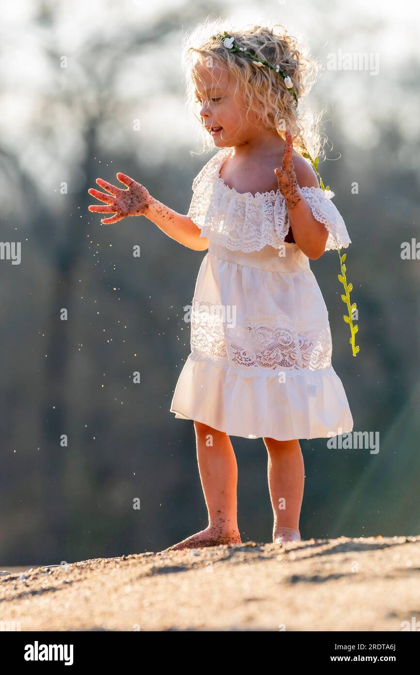 Ein hübsches junges Mädchen genießt den Frühlingstag im Freien Stockfoto