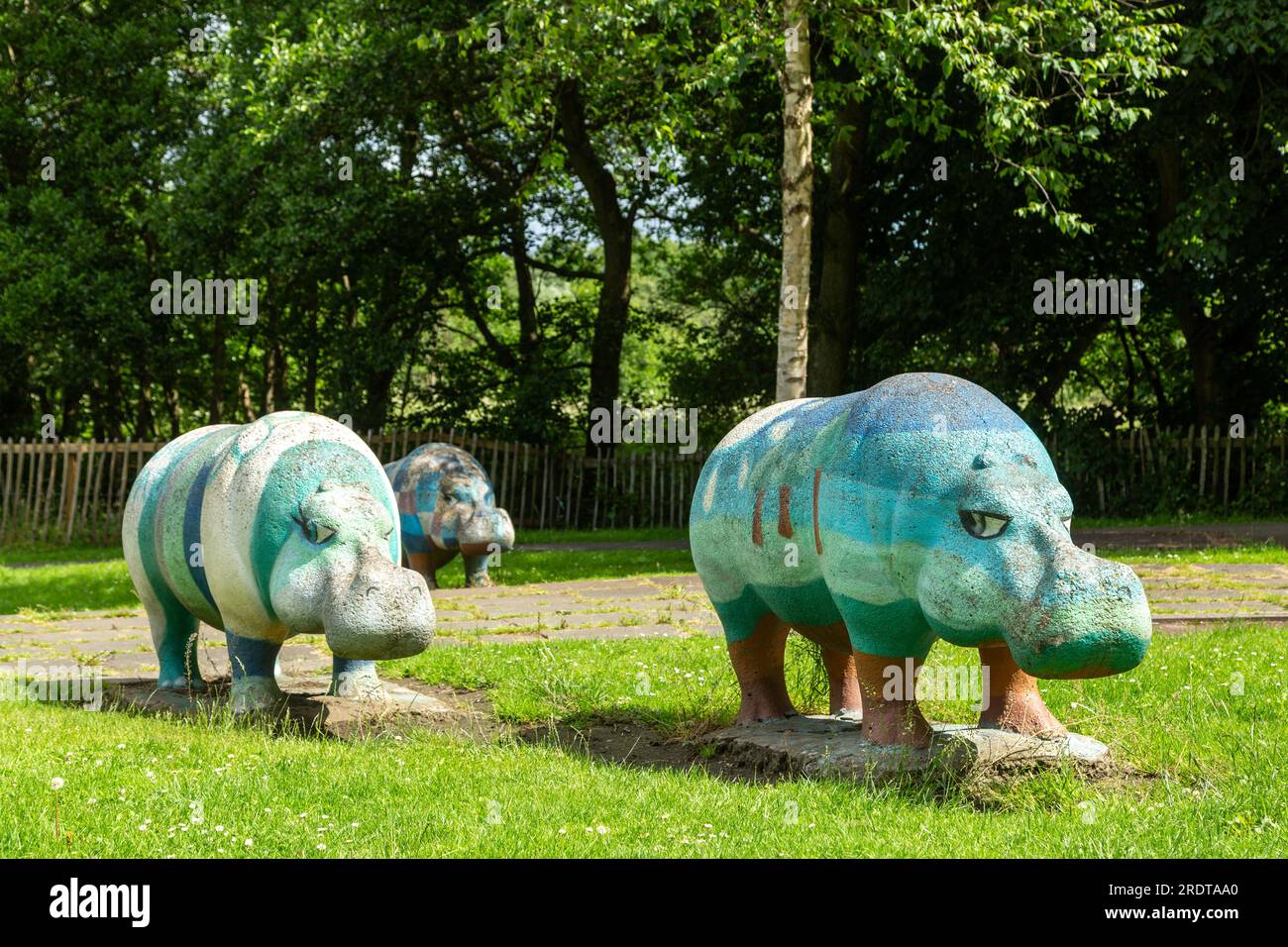 Beton Kunstwerke von Nilpferden, Nilpferden, in Riverside Park Glenrothes, Fife, Schottland Stockfoto