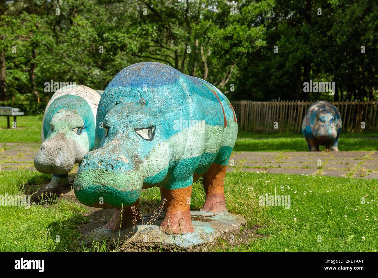 Beton Kunstwerke von Nilpferden, Nilpferden, in Riverside Park Glenrothes, Fife, Schottland Stockfoto