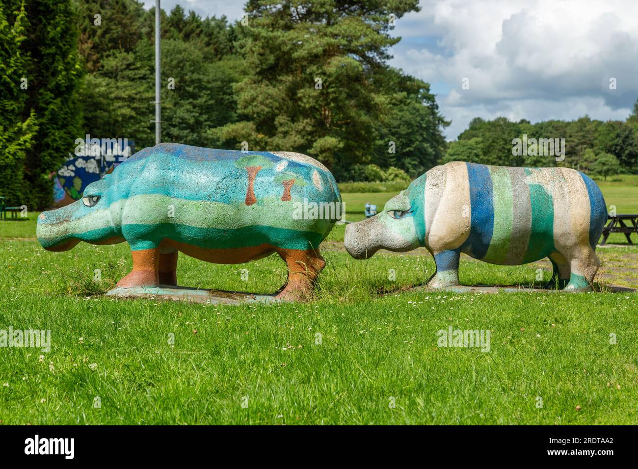 Beton Kunstwerke von Nilpferden, Nilpferden, in Riverside Park Glenrothes, Fife, Schottland Stockfoto