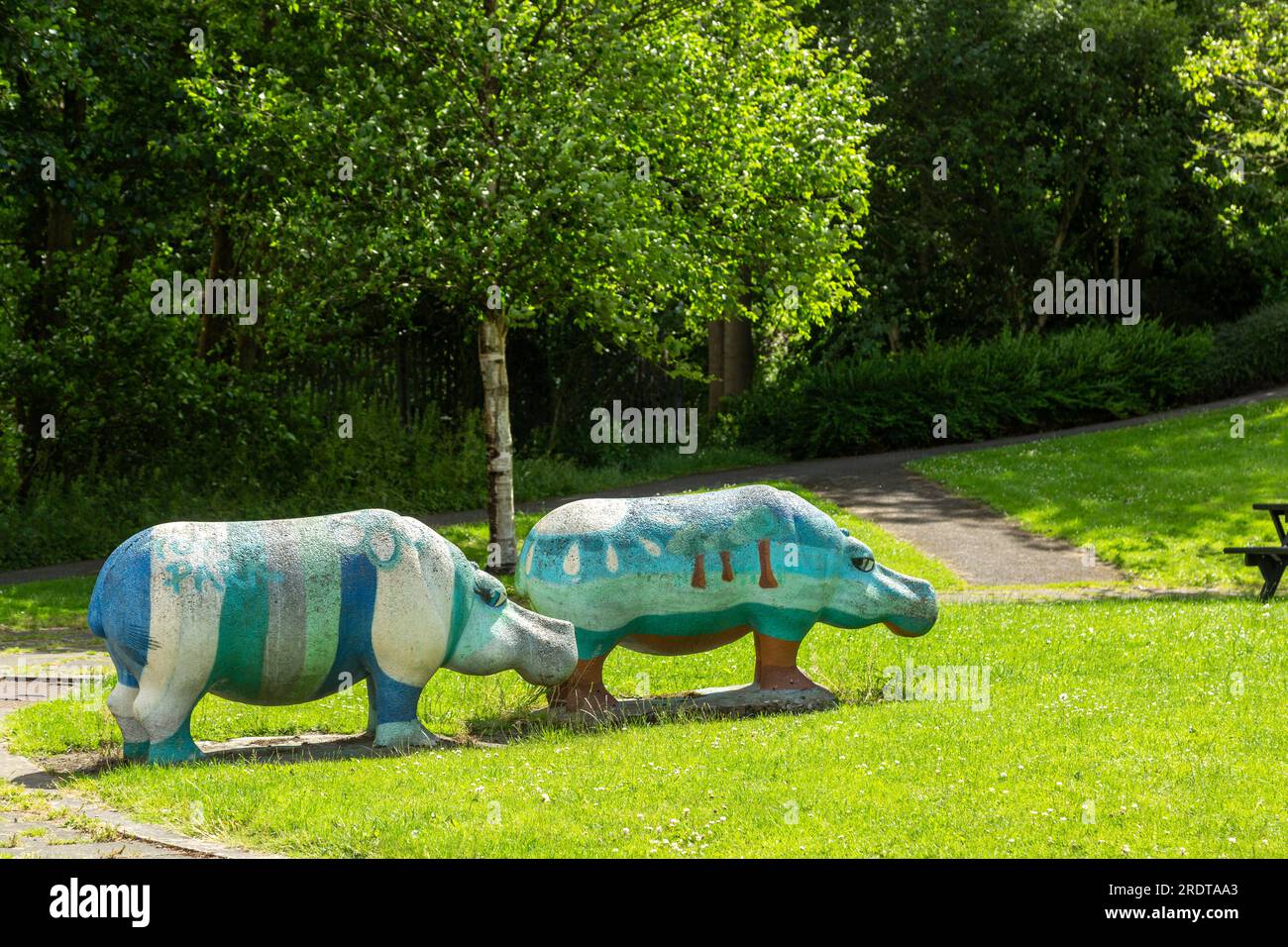 Beton Kunstwerke von Nilpferden, Nilpferden, in Riverside Park Glenrothes, Fife, Schottland Stockfoto