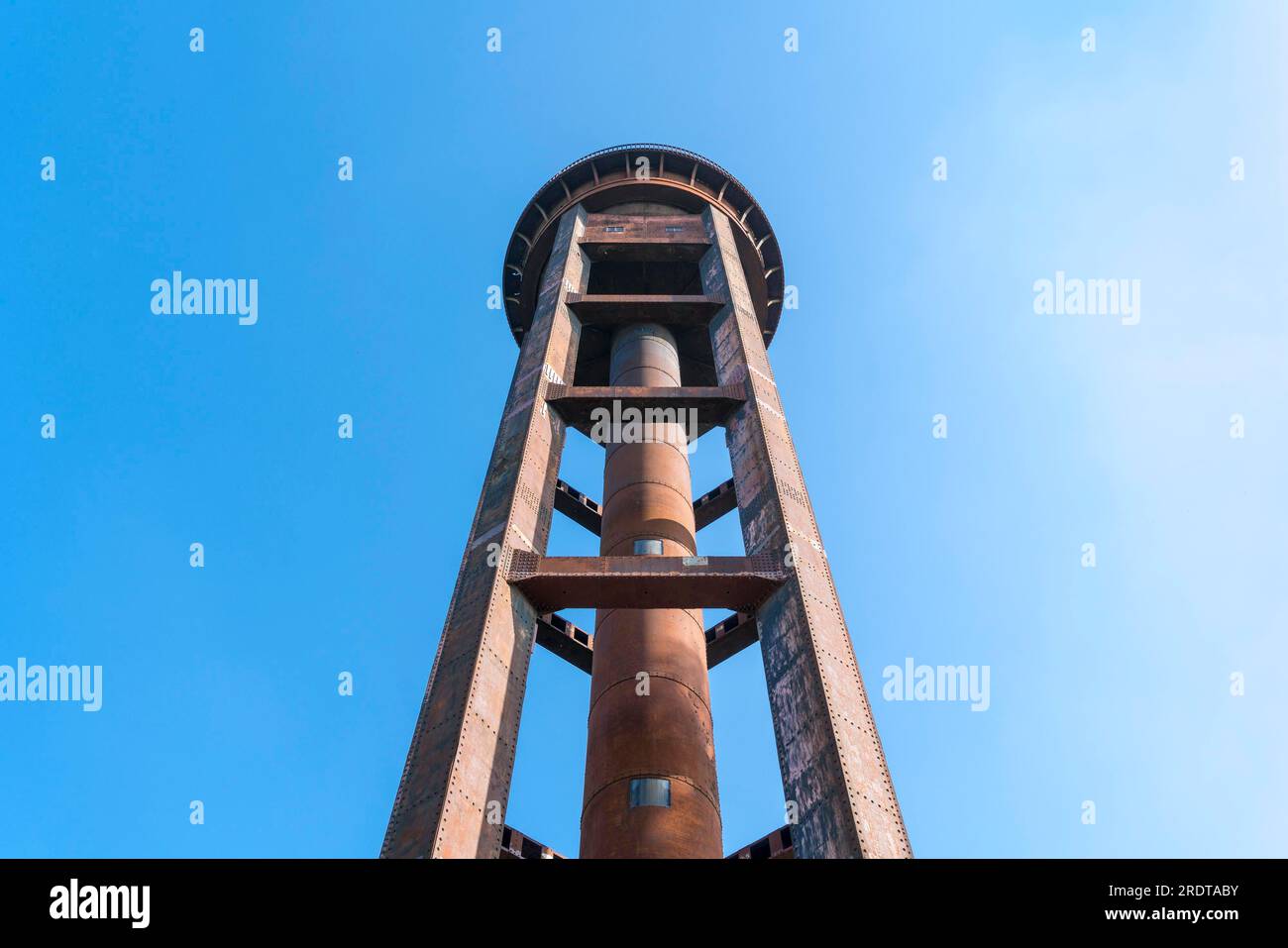 Alter rostiger Wasserturm und blauer Himmel Stockfoto