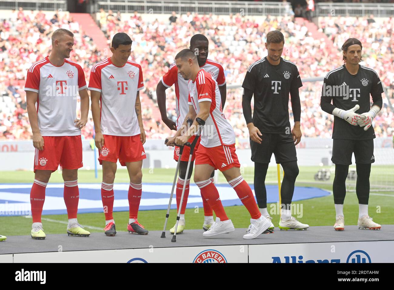 Der verletzte Raphael GUERREIRO (FC Bayern München) kommt auf Krücken ...