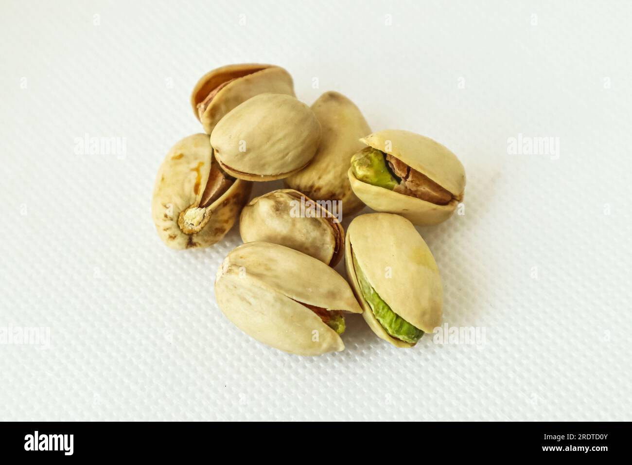 Pistazien-Nüsse auf weißem Hintergrund, Nahaufnahme des Pista-Bildes Stockfoto
