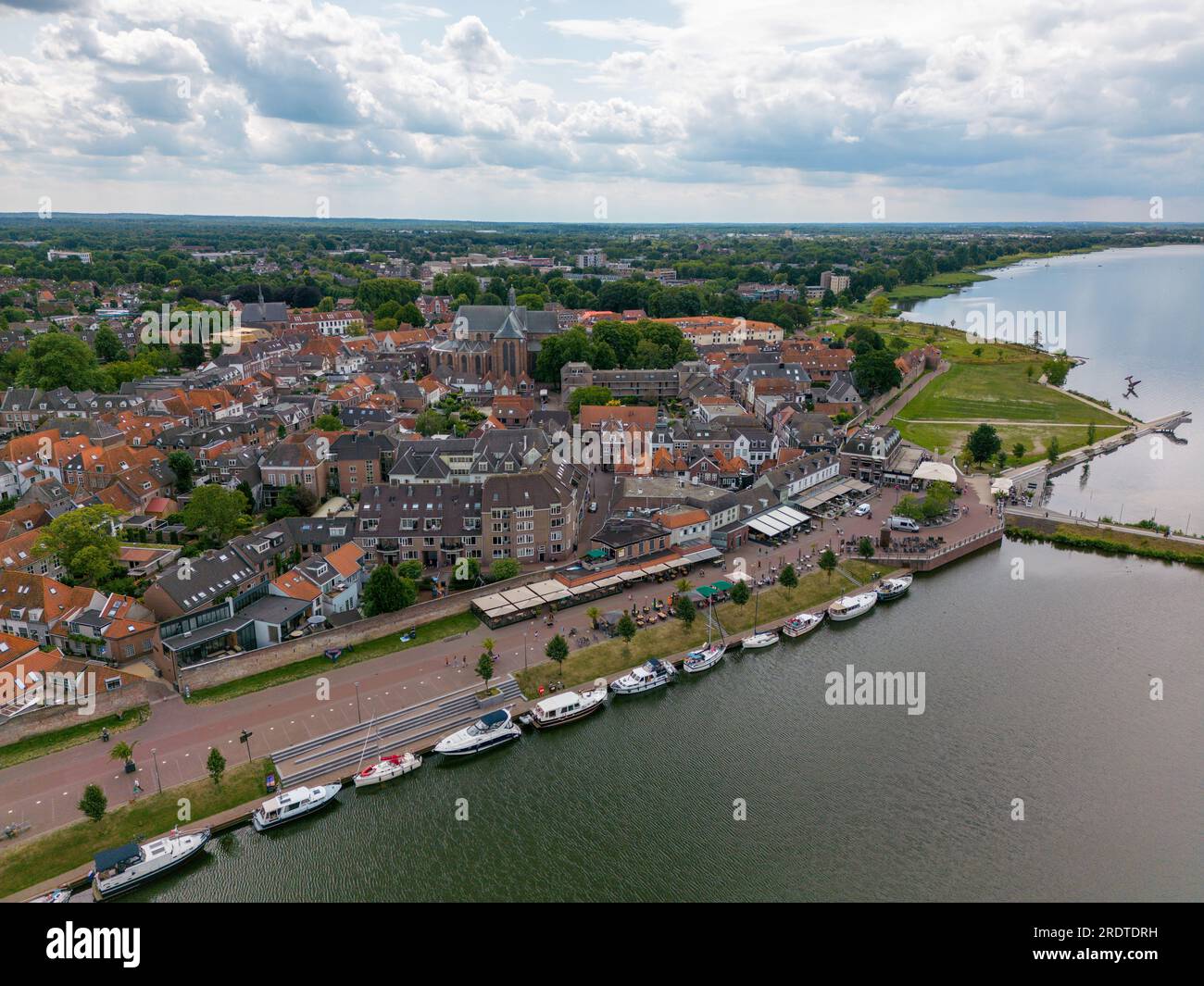 Luftdrohnenfoto der niederländischen Stadt Harderwijk. Harderwijk befindet sich am Gooimeer in Gelderland, Niederlande. Stockfoto