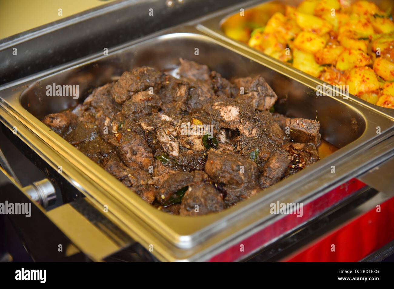 Catering-Buffet-Speisen im Innenbereich im Luxusrestaurant mit Fisch-Curry Stockfoto