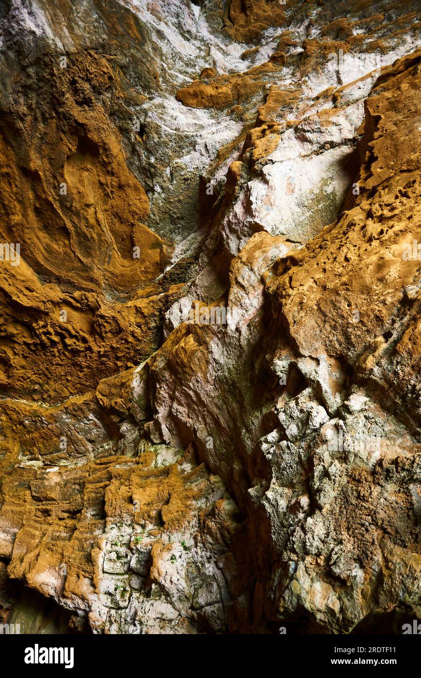 Felsformationen von Cova Tallada, einem alten Rohsteinbruch (Naturpark Montgó, Marina Alta, Alicante, Gemeinde Valencia, Mittelmeer, Spanien) Stockfoto
