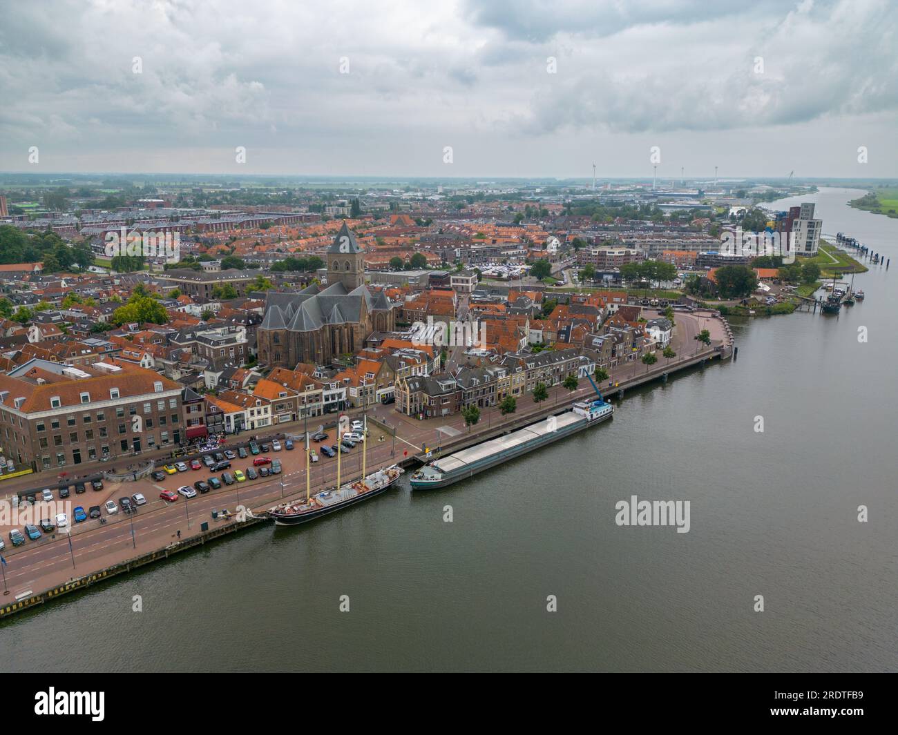 Luftdrohnenfoto der niederländischen Stadt Kampen in Overijssel. Dieses Bild zeigt die Skyline und das Ufer des Flusses Ijssel. Stockfoto