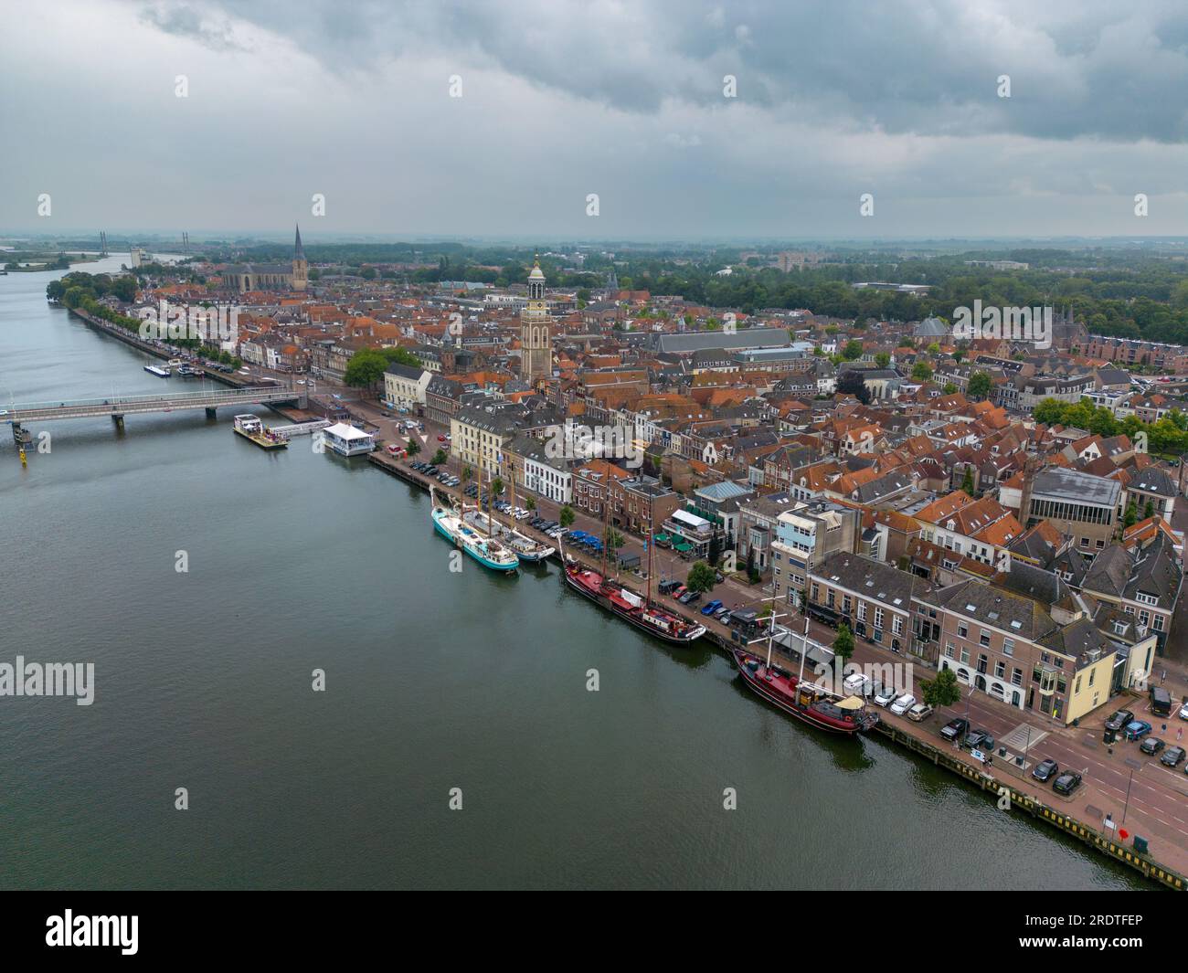 Luftdrohnenfoto der niederländischen Stadt Kampen in Overijssel. Dieses Bild zeigt die Skyline und das Ufer des Flusses Ijssel. Stockfoto